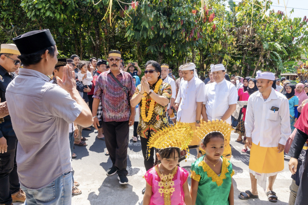 Bupati Giri Prasta Resmikan Masjid Baiturrahman Angantiga Petang